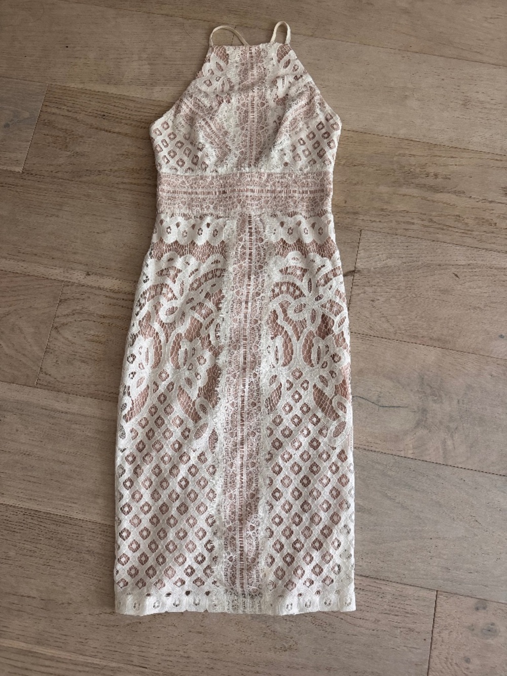 Lulu’s white lace dress
